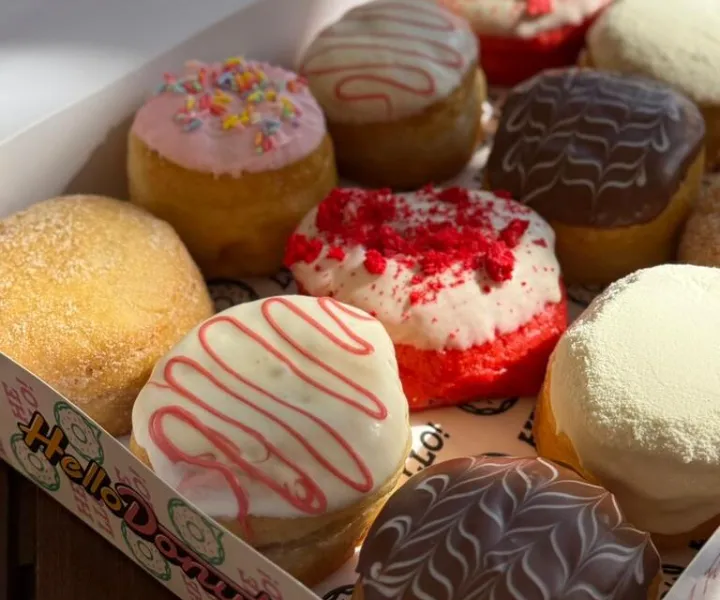 Hello Box Gourmet aberta, com doze donuts