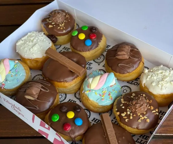 Hello Box Premium aberta, com doze donuts