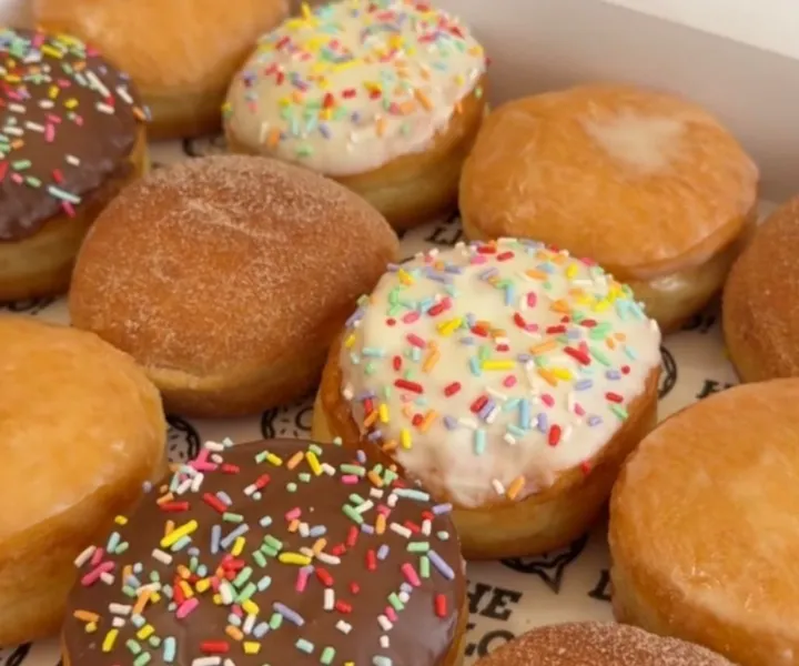Hello Box Tradicional aberta, com doze donuts