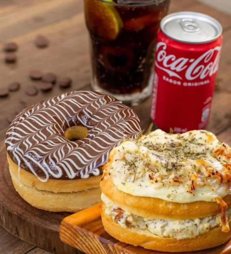 Combo Felicidade: donut de chocolate, donut salgado de frango com cream cheese e uma Coca-Cola