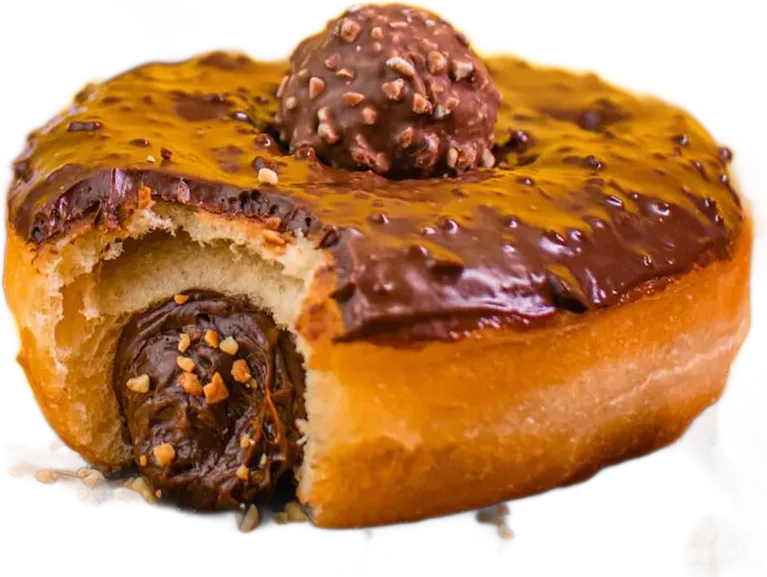 Donut Ferrero Rocher mordido, mostrando o recheio cremoso de avelã