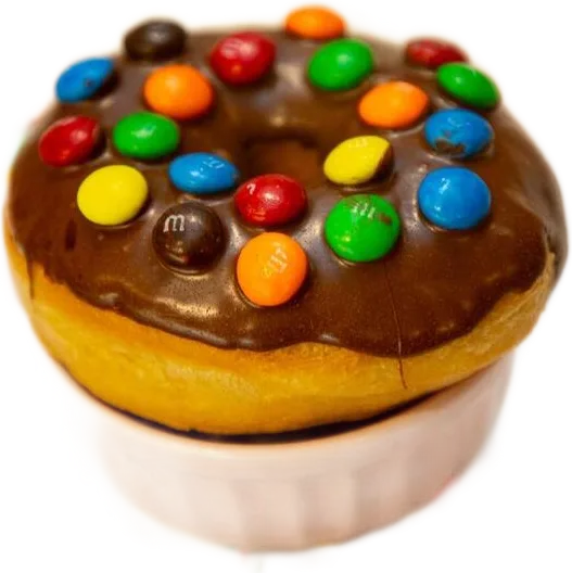 Donut de chocolate coberto com M&M's coloridos